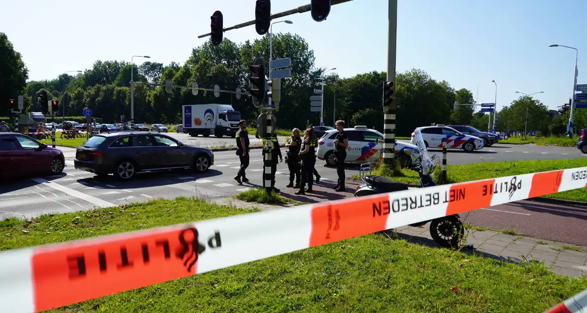 Scooterrijder gewond bij aanrijding op oversteekplaats - Foto 6