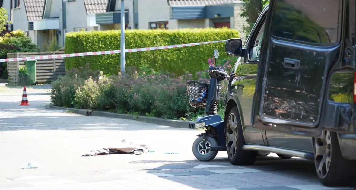 Scootmobieler gewond bij aanrijding met auto - Foto 1