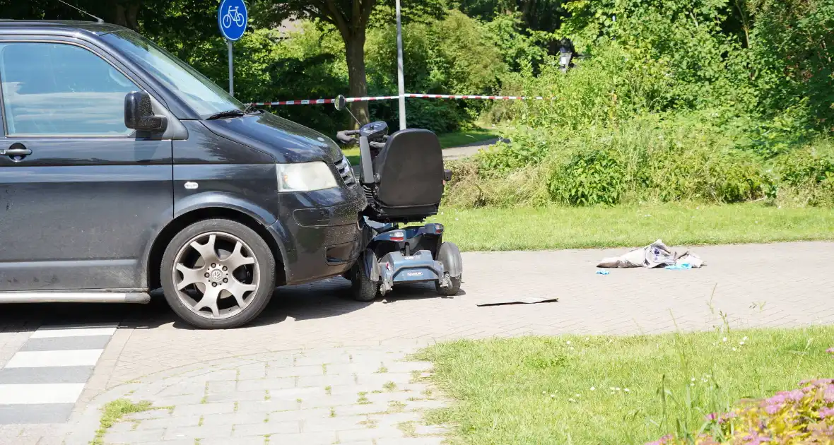 Scootmobieler gewond bij aanrijding met auto - Foto 2