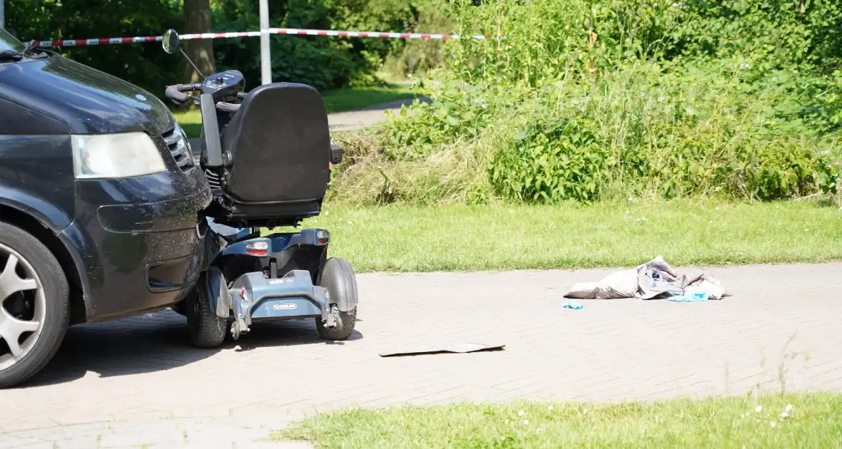 Scootmobieler gewond bij aanrijding met auto - Foto 3