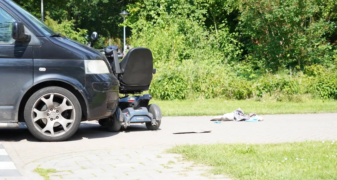 Scootmobieler gewond bij aanrijding met auto - Foto 4