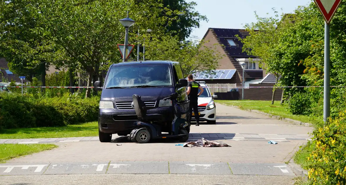 Scootmobieler gewond bij aanrijding met auto - Foto 5