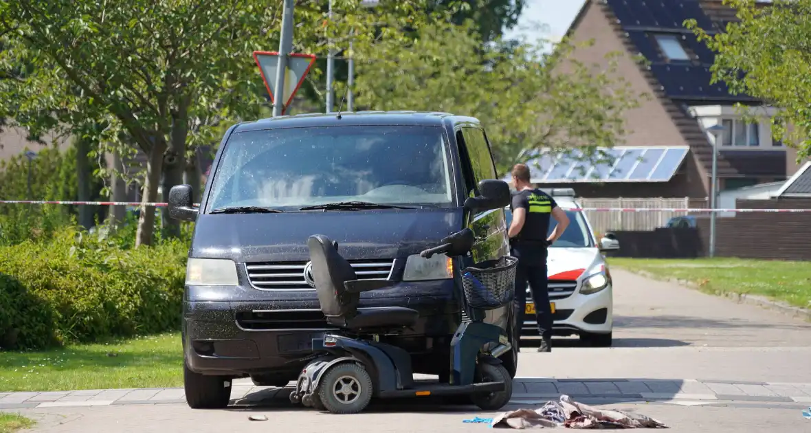 Scootmobieler gewond bij aanrijding met auto - Foto 6