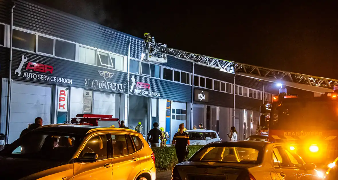 Flinke rookontwikkeling bij brand in garagebedrijf