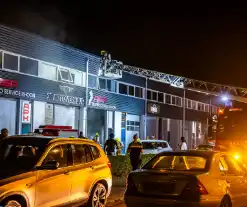 Flinke rookontwikkeling bij brand in garagebedrijf