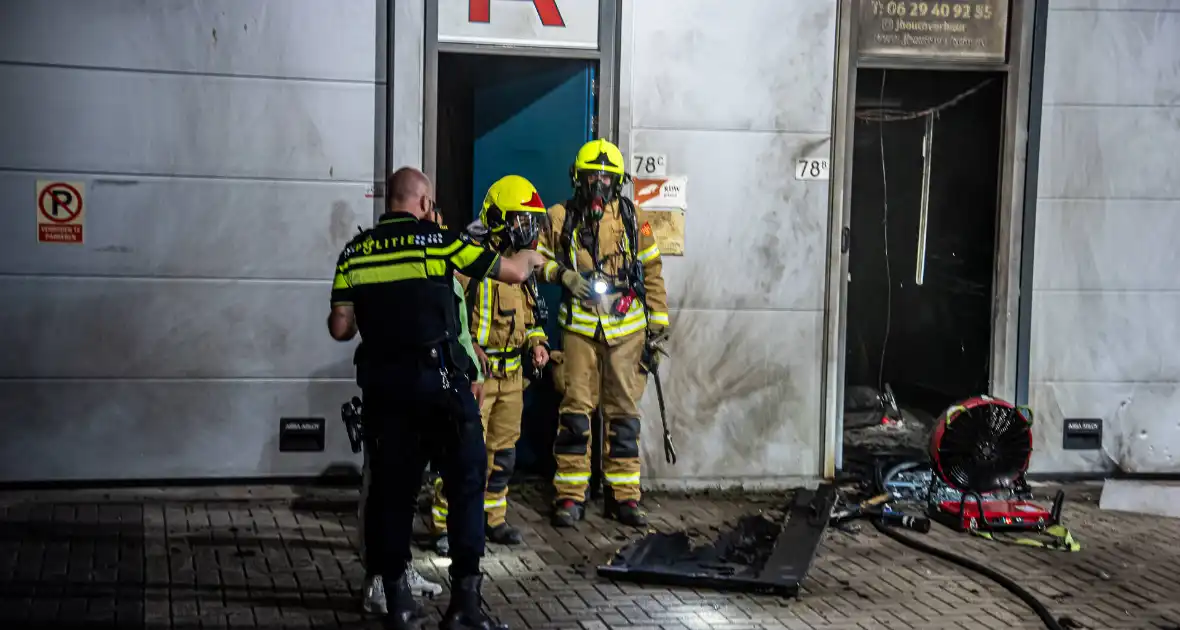 Flinke rookontwikkeling bij brand in garagebedrijf - Foto 1