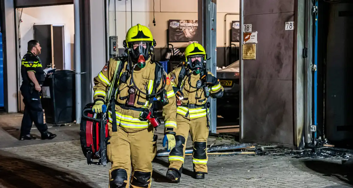 Flinke rookontwikkeling bij brand in garagebedrijf - Foto 10