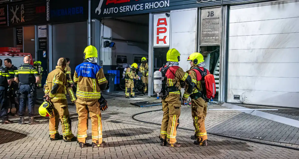 Flinke rookontwikkeling bij brand in garagebedrijf - Foto 2