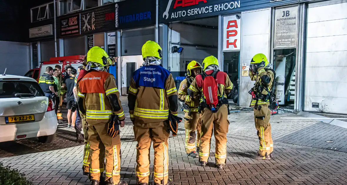 Flinke rookontwikkeling bij brand in garagebedrijf - Foto 3