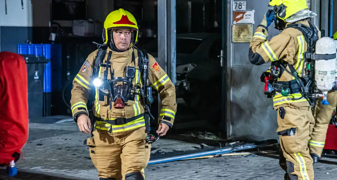 Flinke rookontwikkeling bij brand in garagebedrijf - Foto 4