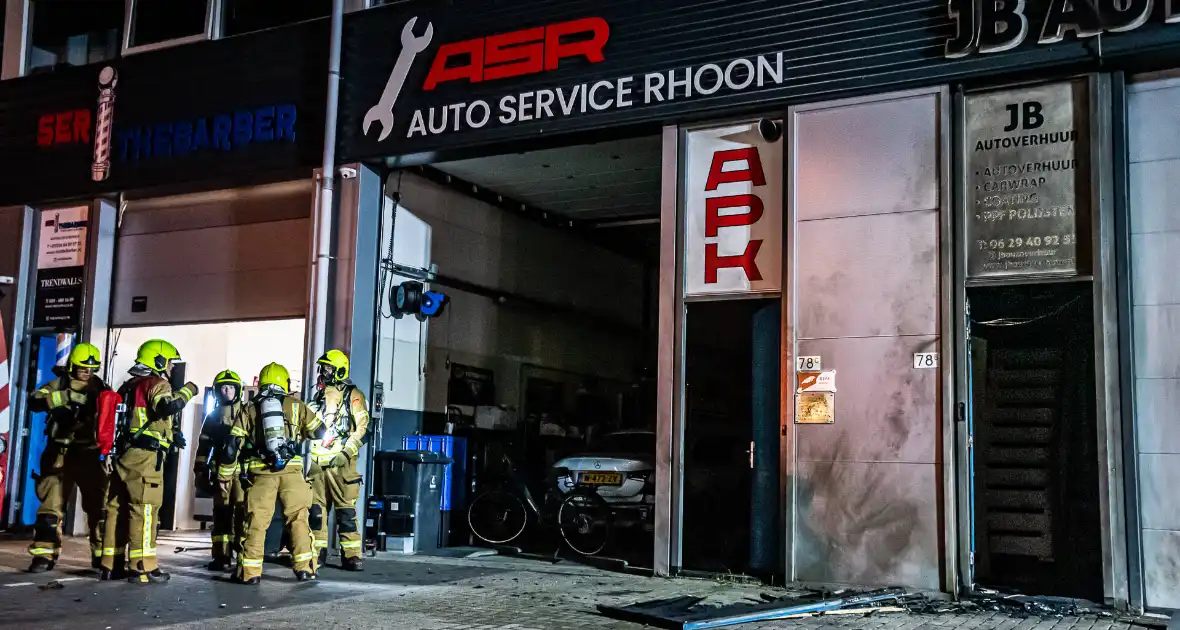 Flinke rookontwikkeling bij brand in garagebedrijf - Foto 7