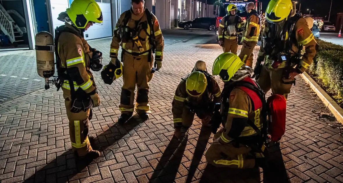 Flinke rookontwikkeling bij brand in garagebedrijf - Foto 9