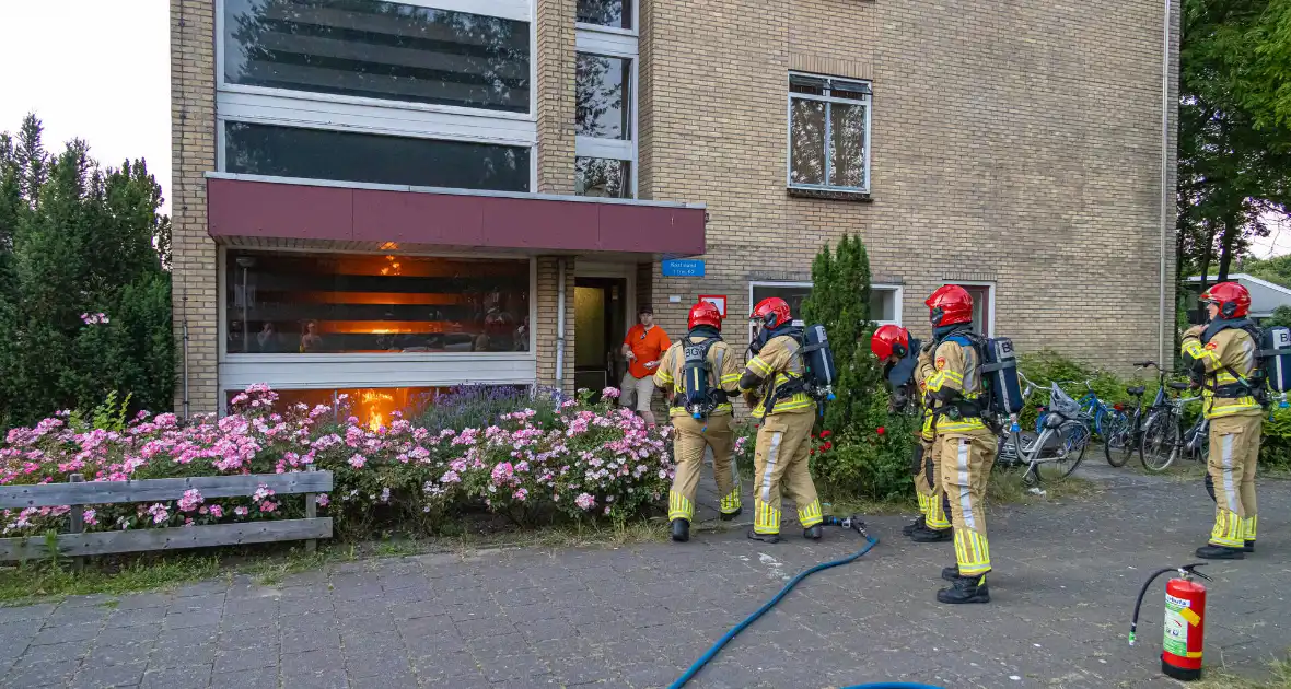 Stoelen vliegen in brand in trappenhuis