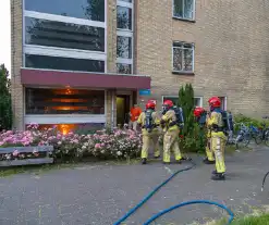 Stoelen vliegen in brand in trappenhuis