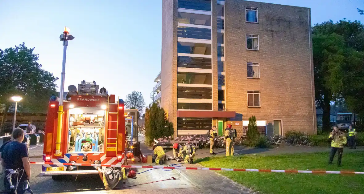 Stoelen vliegen in brand in trappenhuis - Foto 1