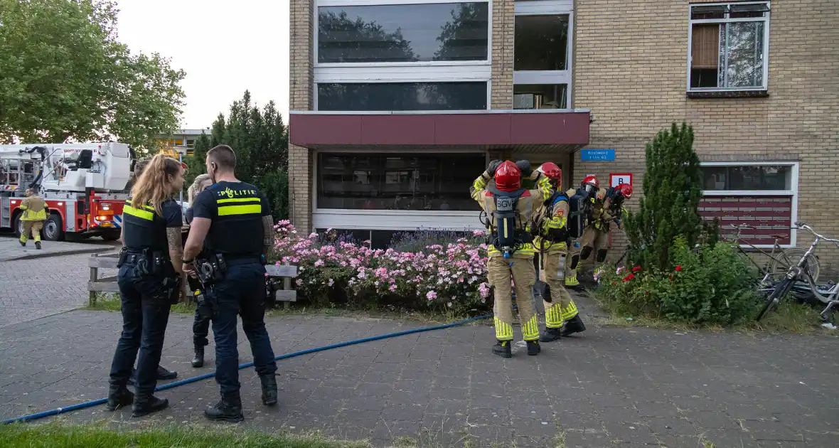 Stoelen vliegen in brand in trappenhuis - Foto 2