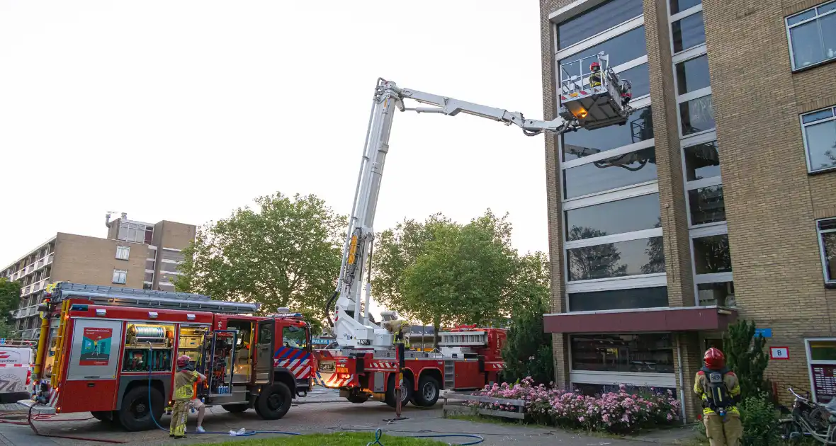 Stoelen vliegen in brand in trappenhuis - Foto 3