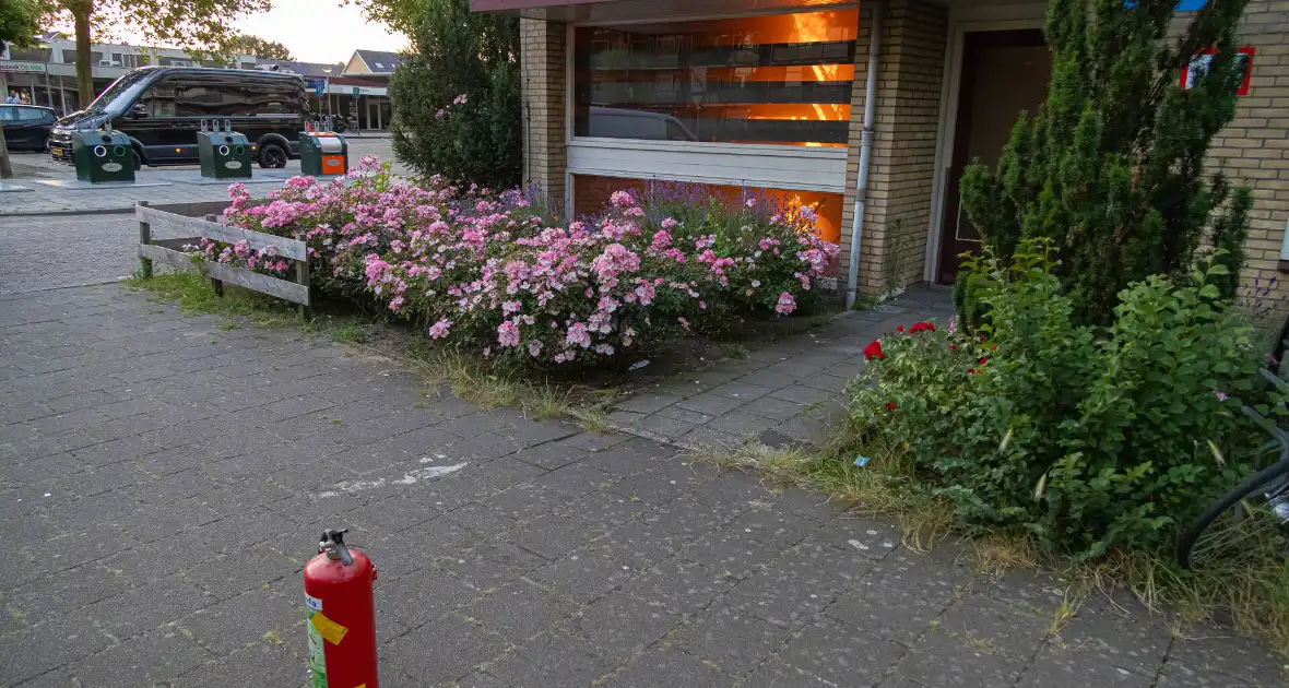 Stoelen vliegen in brand in trappenhuis - Foto 6