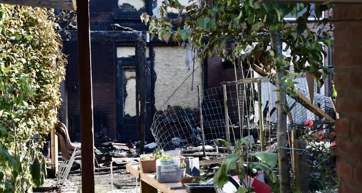 Schade groot na grote brand achter woning - Foto 1
