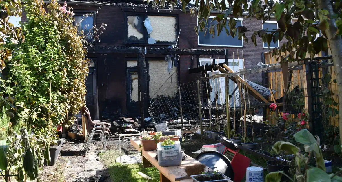 Schade groot na grote brand achter woning - Foto 2