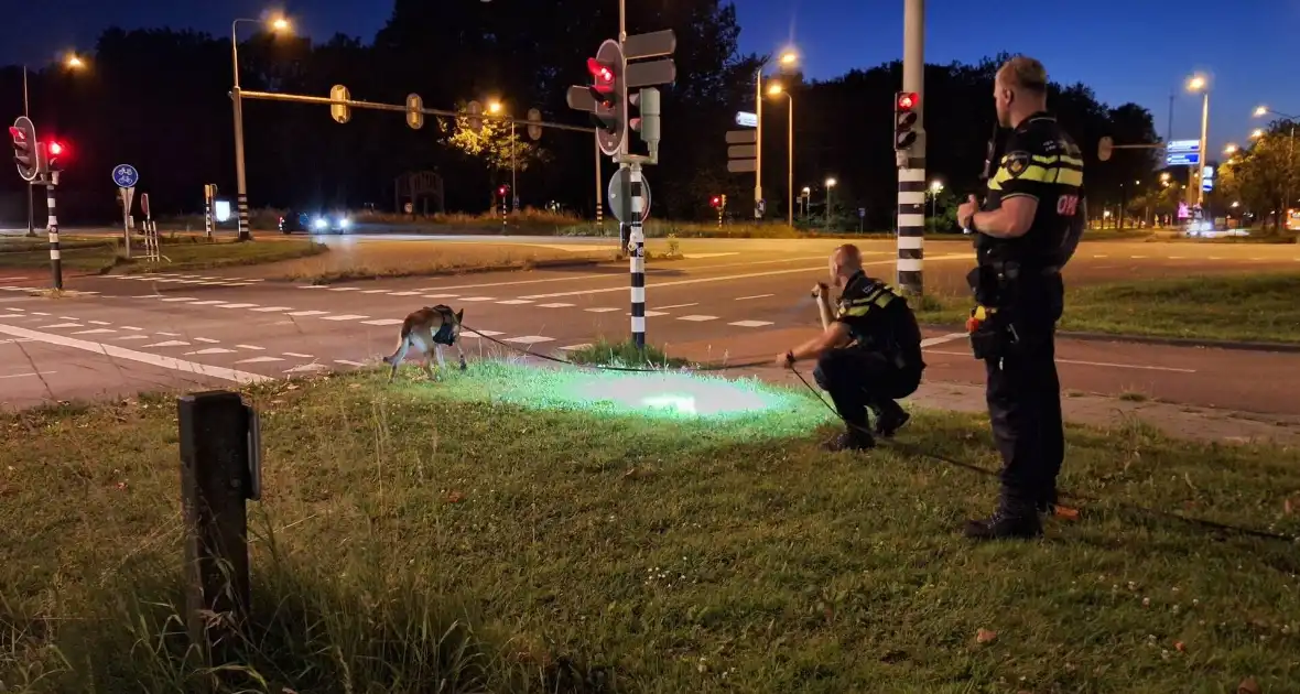Politiehond Appie vind door omstander verloren armband terug