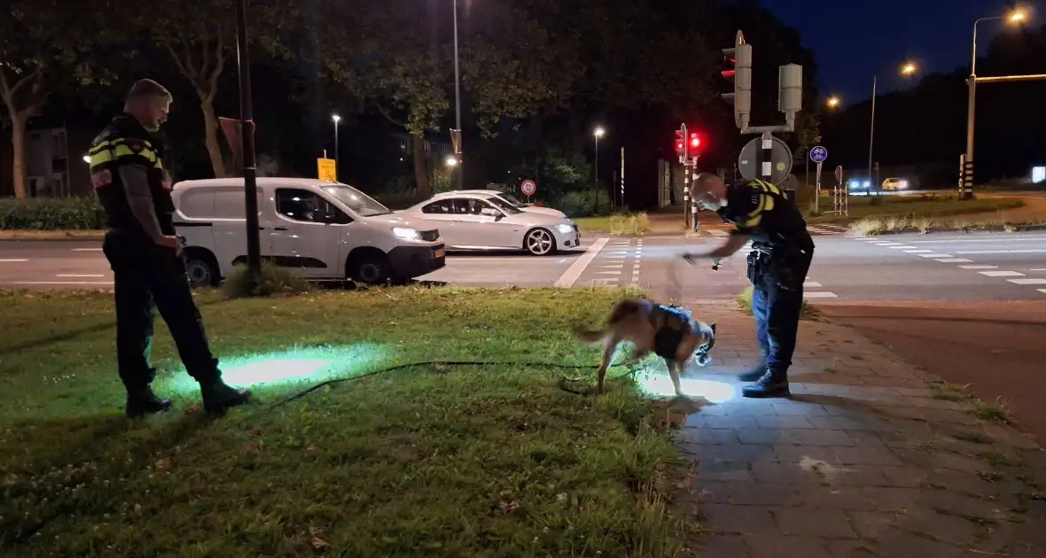 Politiehond Appie vind door omstander verloren armband terug - Foto 9