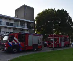 Afval voor voordeur in brand bewoner door brandweer naar buiten begeleidt