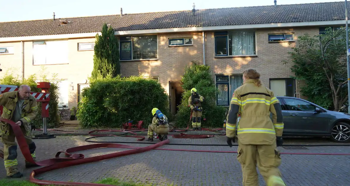 Brandweer forceert deur om brand te blussen