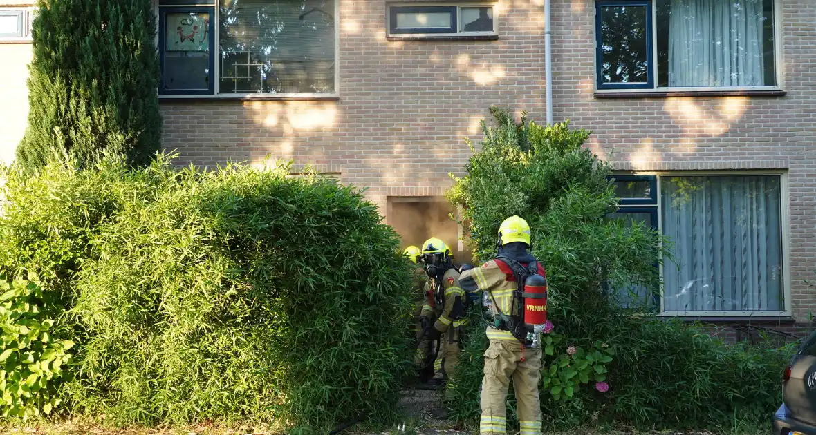 Brandweer forceert deur om brand te blussen - Foto 1