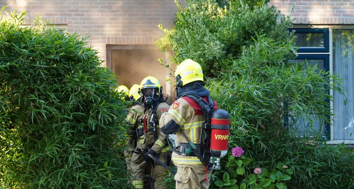 Brandweer forceert deur om brand te blussen - Foto 2