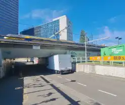 Bakwagen rijdt zich klem onder spoorviaduct