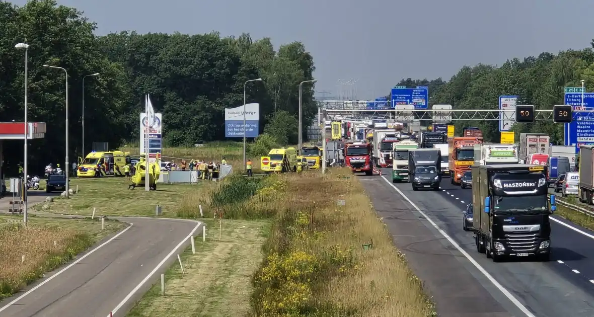 Hulpdiensten groots ingezet voor ongeval op afrit, motorrijder overleden