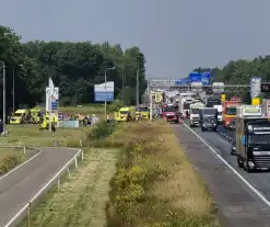 Hulpdiensten groots ingezet voor ongeval op afrit, motorrijder overleden