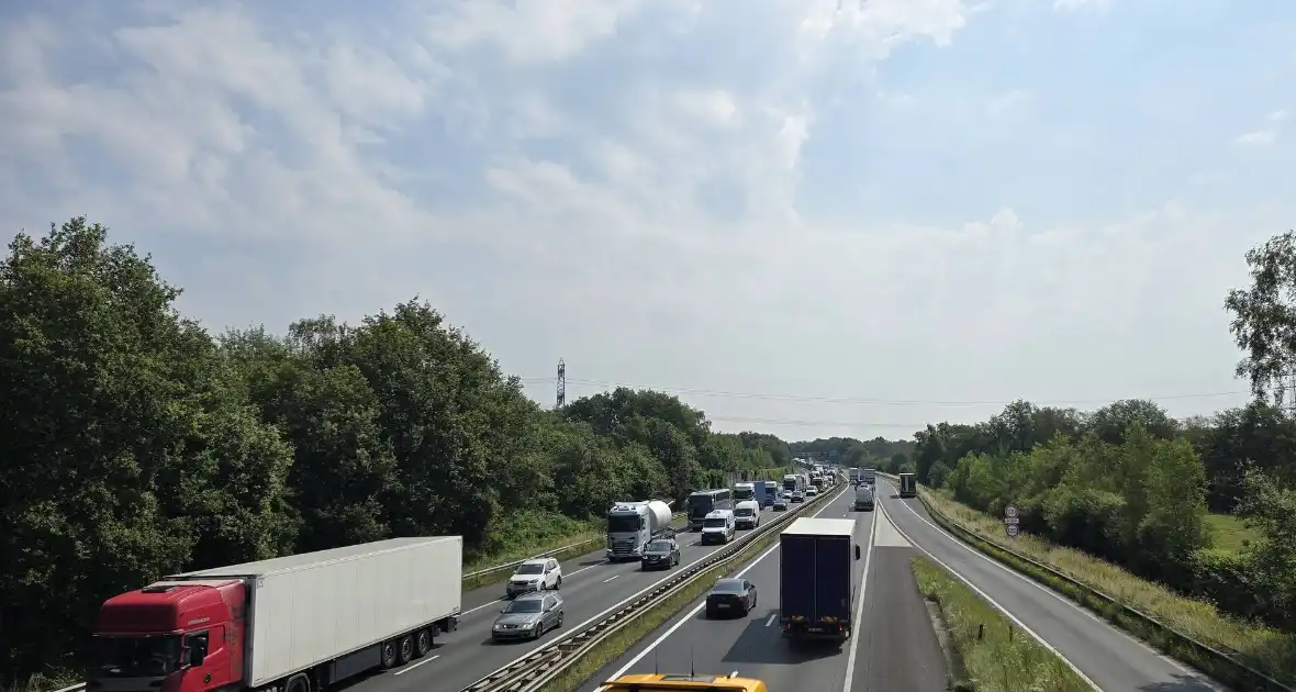 Hulpdiensten groots ingezet voor ongeval op afrit, motorrijder overleden - Foto 1