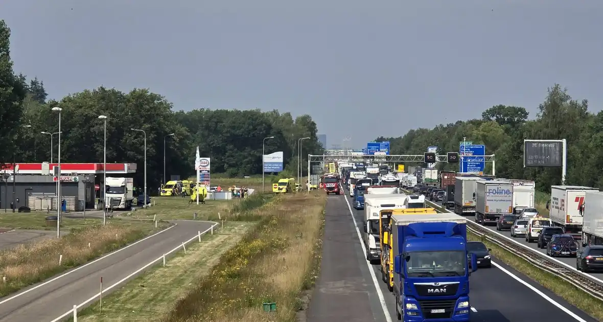 Hulpdiensten groots ingezet voor ongeval op afrit, motorrijder overleden - Foto 2