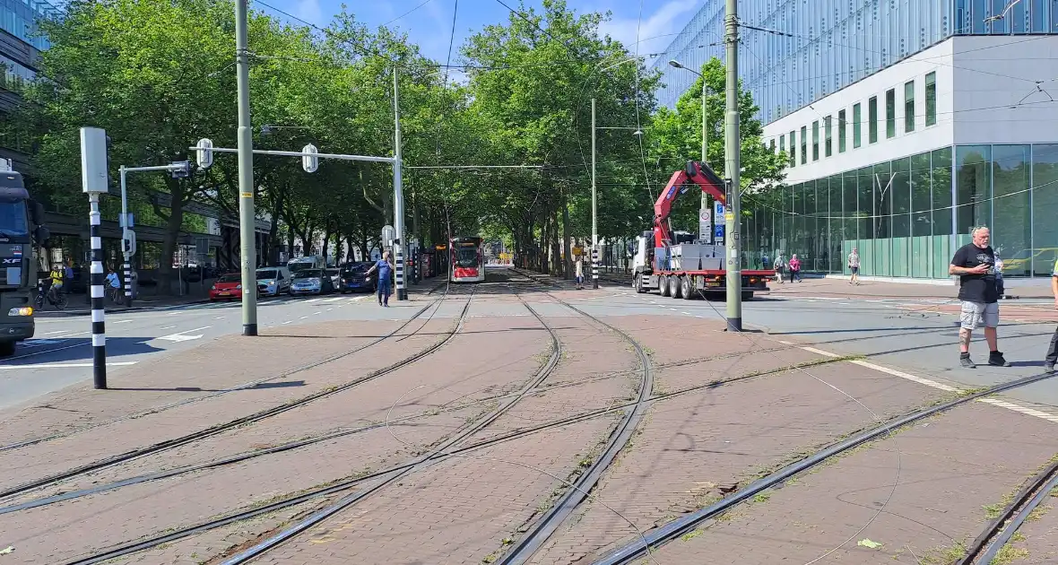 Bovenleiding tram kapot gereden door vrachtwagen - Foto 1
