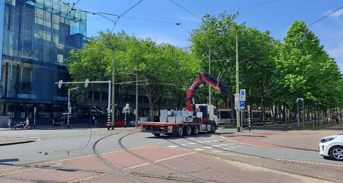 Bovenleiding tram kapot gereden door vrachtwagen - Foto 3