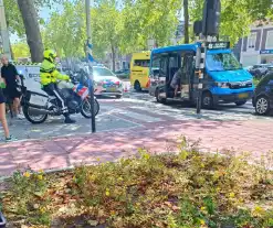 Stadsbus klapt achterop personenauto