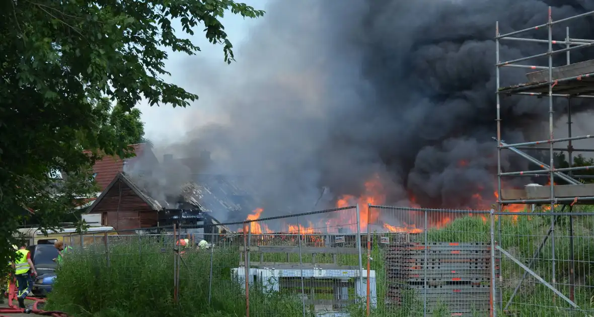 Uitslaande brand in grote loods