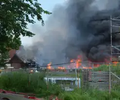 Uitslaande brand in grote loods