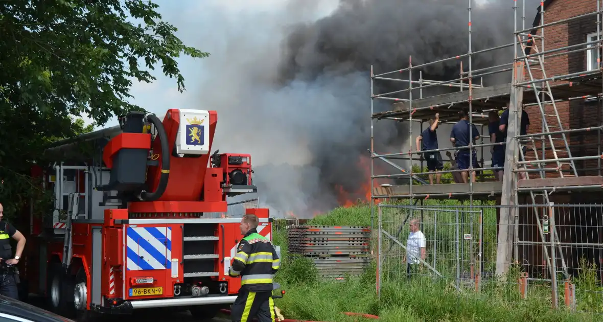 Uitslaande brand in grote loods - Foto 6