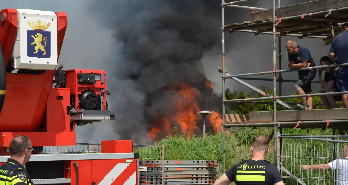 Uitslaande brand in grote loods - Foto 7