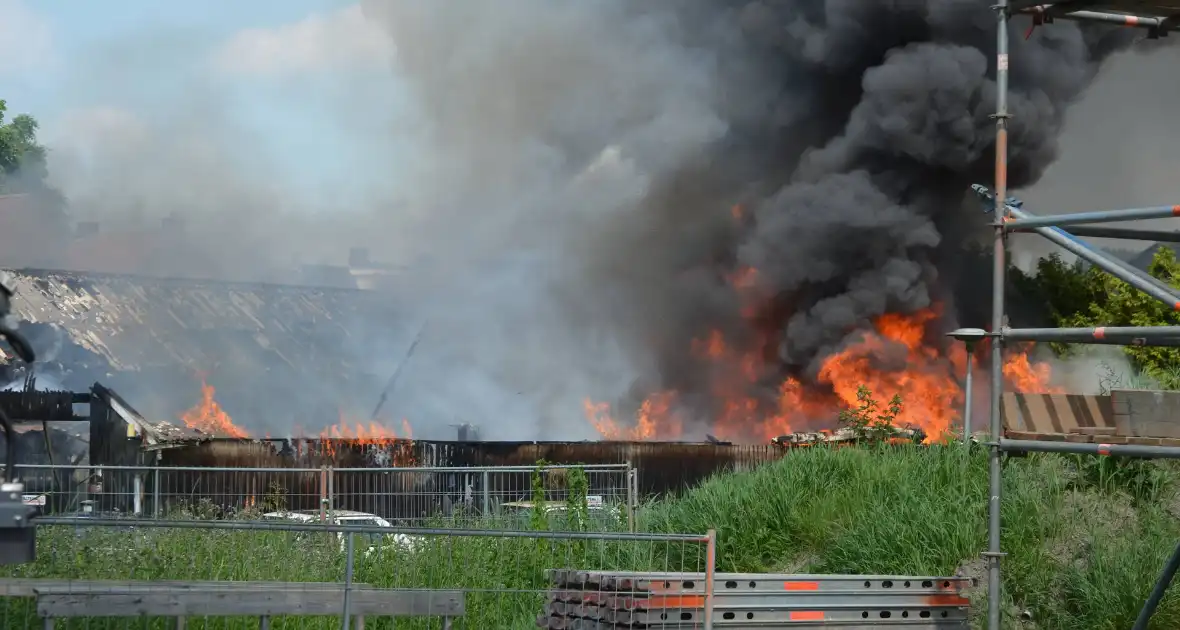 Uitslaande brand in grote loods - Foto 8