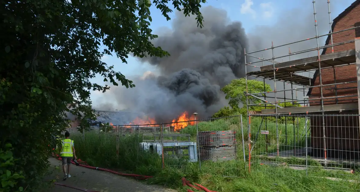 Uitslaande brand in grote loods - Foto 9
