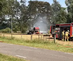 Brandweer druk met brandende tractor