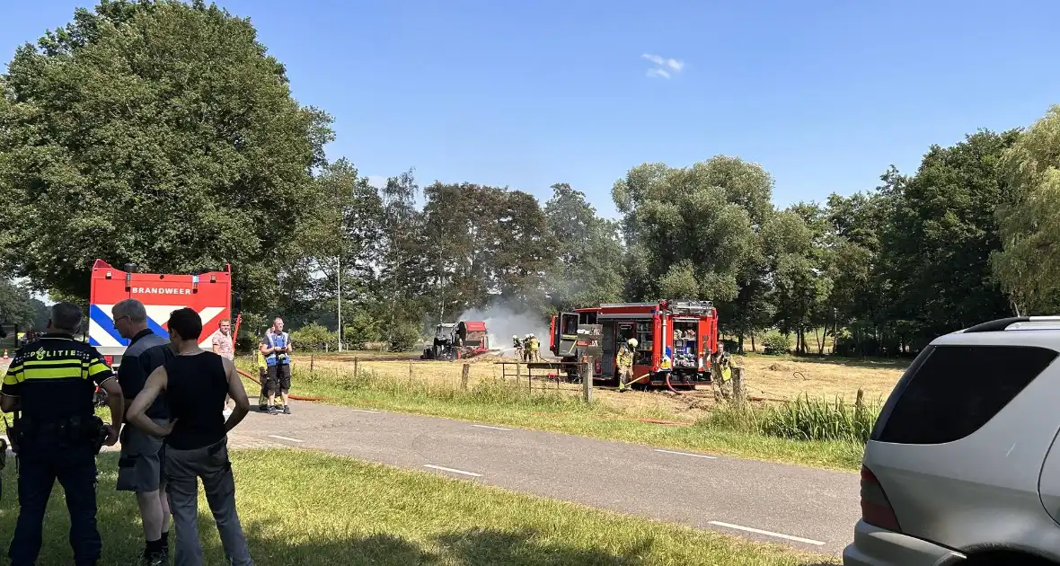 Brandweer druk met brandende tractor - Foto 3