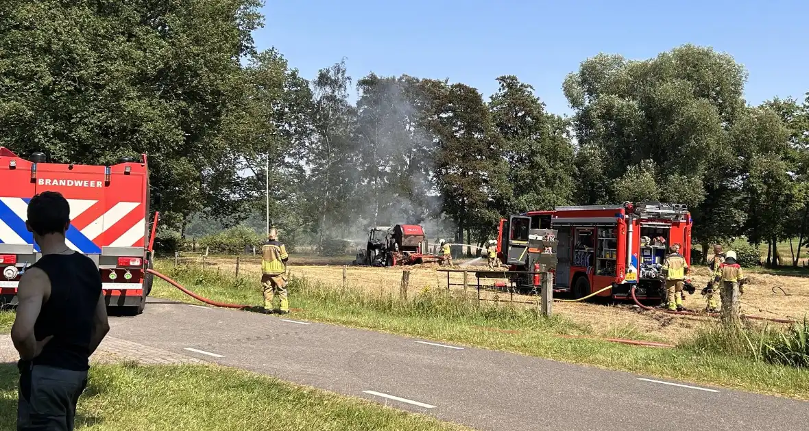 Brandweer druk met brandende tractor - Foto 4
