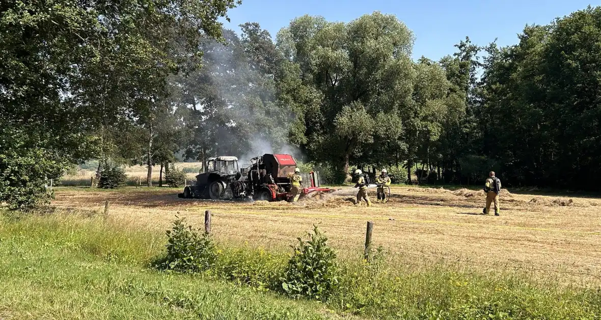 Brandweer druk met brandende tractor - Foto 5