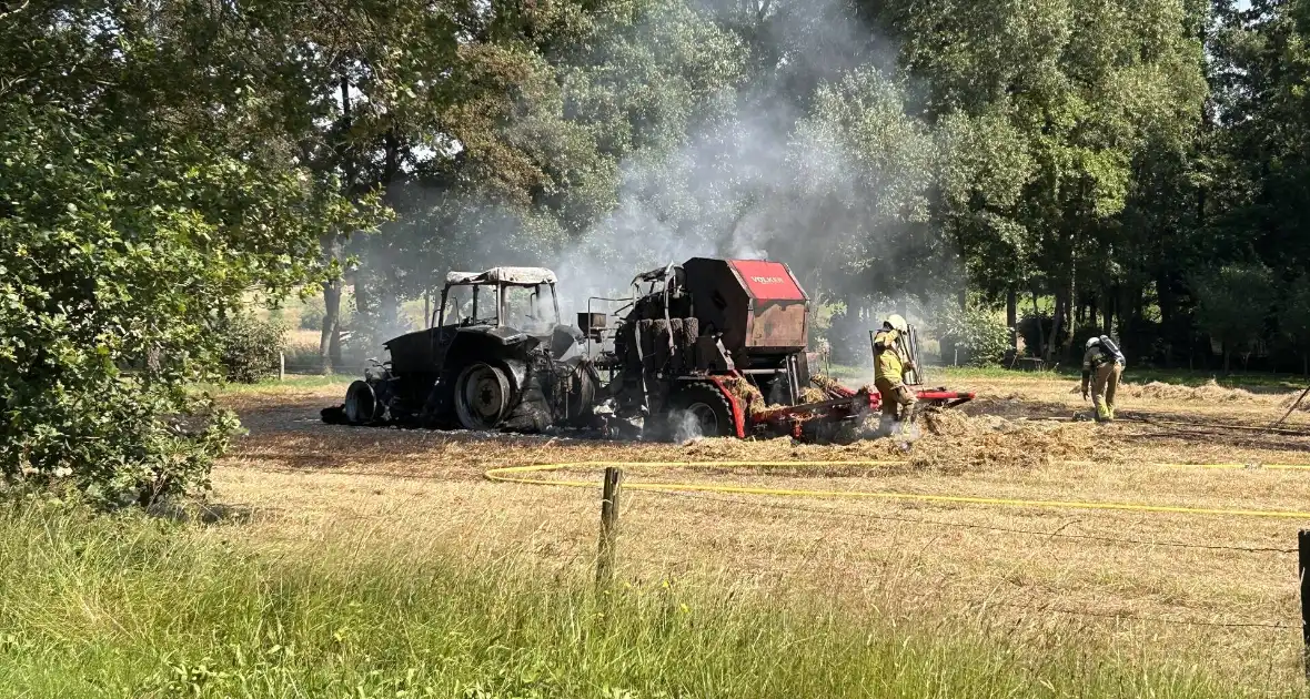 Brandweer druk met brandende tractor - Foto 6