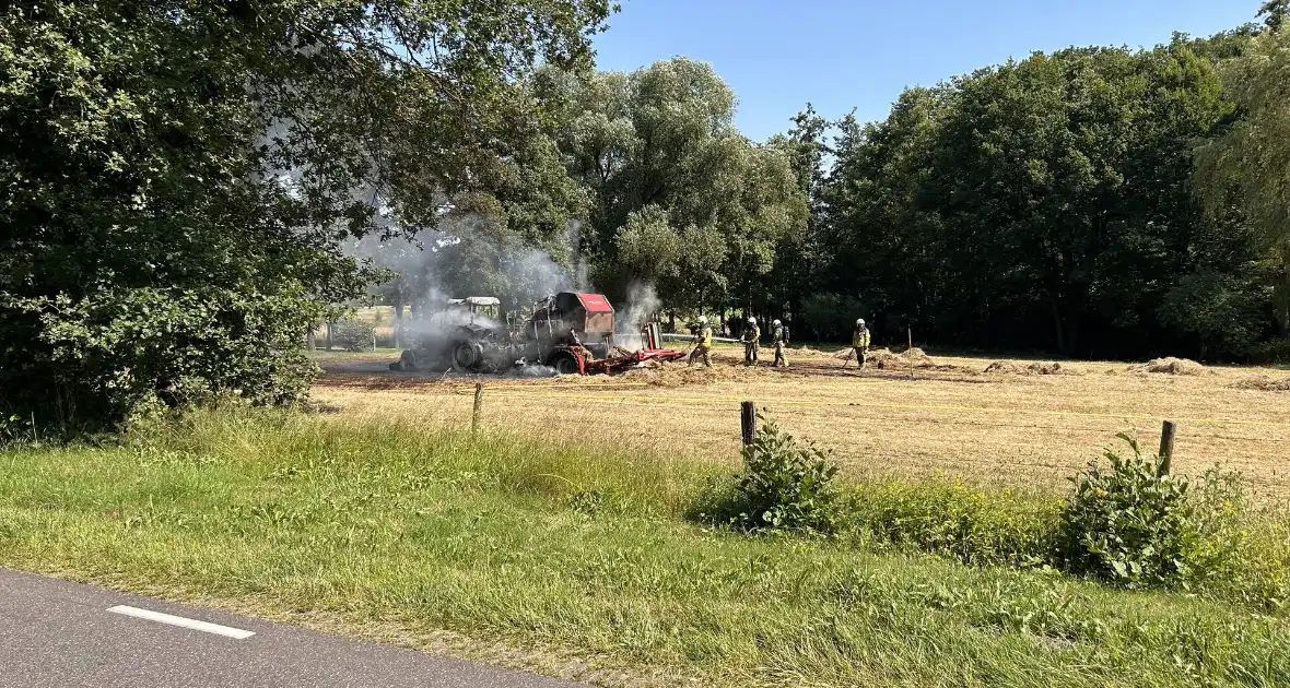 Brandweer druk met brandende tractor - Foto 7